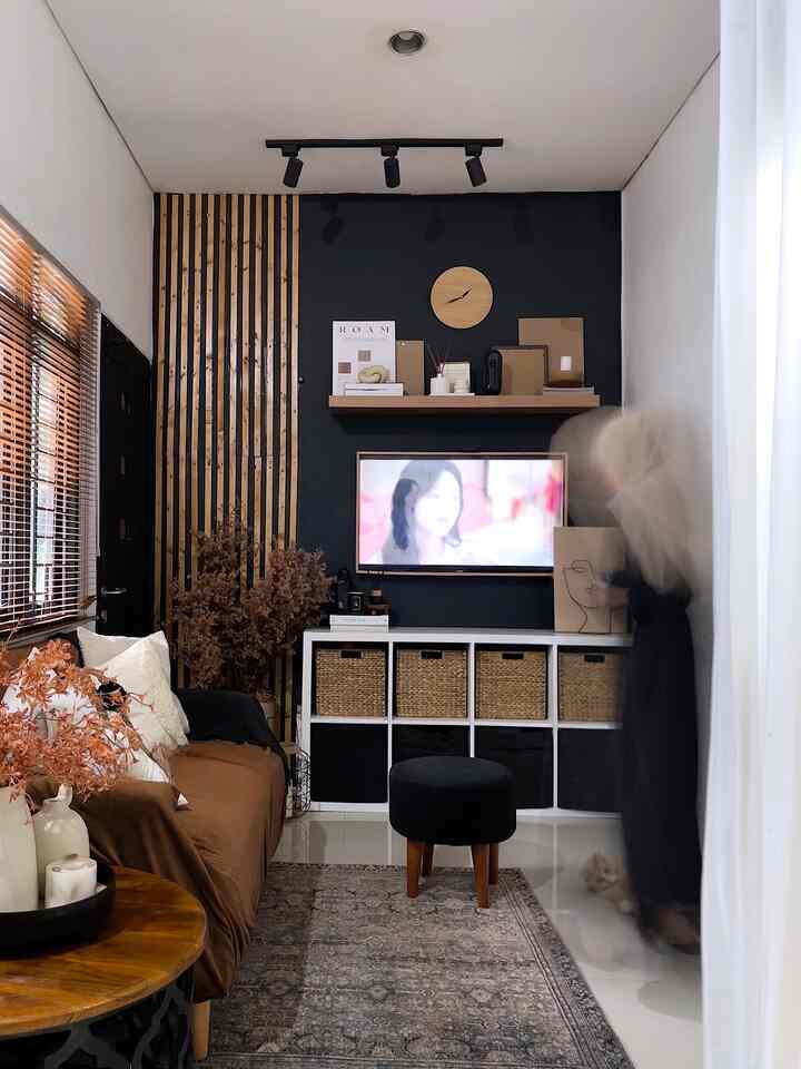 ➖ ‘Me-Time’ Favorite

Me-Time favorite aku adalah kalau pekerjaan rumah sudah beres semua, biasanya nyempetin nonton K-Drama di ruangan ini. 

Biasanya sambil ditemenin snack atau iced coffee, tapi karena lagi bulan puasa, jadi nggak sambil ngemil 😂

Biasanya aku nonton K-Drama kalau anak-anak tidur siang, karena sekalian istirahat sebentar dari kesibukan pekerjaan rumah tangga yang dari pagi nggak berhenti.

#waktufavoritdirumah #favoriterooms #favoritedecoritems #livingroom #dekorasiruangtv #rumahmungil #rumahcluster #rumahdeveloper
