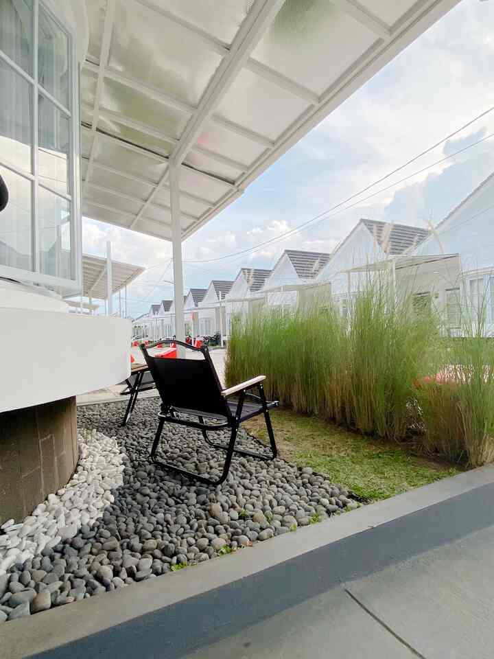 Tempat favorit dirumah, kenapa sih favoritnya disini? Soalnya kalo disini tu adem, konsep clustee tanpa pagar juga bikin looknya lebih luas dan terang.

Oh ya, kalo ada gerobak jualan yg lewat biasa makan disini. Plus kalo ada acara kumpul tetangga bisa juga santai santai disini.

Baru coralnya belum full. Hihiiyy.
Semoga menginspirasi yaaaa..

#waktufavoritdirumah #FavoriteRooms #FavoritDecoritems