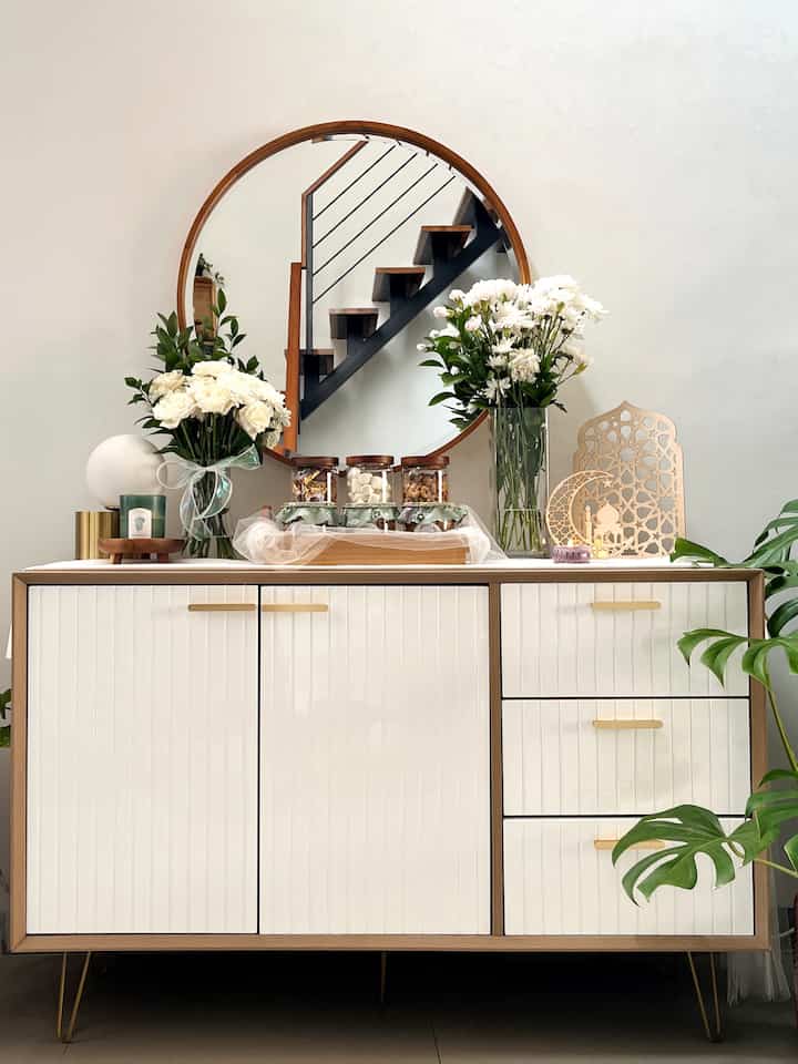 Menyambut hari raya idul fitri, aku memutuskan untuk dekorasi ulang area credenza. 

Disini aku menggunakan fresh flower agar suasana hari raha lebih berasa. Hal ini sudah menjadi tradisi tiap tahunnya. Bunga peonny jadi bunga favoriteku saat ini. Aku beli di pasar bunga wastu kencana yang berada di Kota Bandung. 

Aku juga tambahkan beberapa dekorasi dengan tema idul fitri. Untuk table runner, aku menggunakan kain satin silk dan kain tile berwarna putih. 

Idul fitri tentu tidak afdol kalau tidak ada kue kering. Jadi aku siapkan kue kering dan cemilan supaya tamu yang datang bisa langsung icip hehe. 

Semoga menginspirasi 🤍
#DekorasiLebaran
#DekorasiIdulFitri
#DekorRamadhan
#FreshFlower #TinyHouse #BDG

