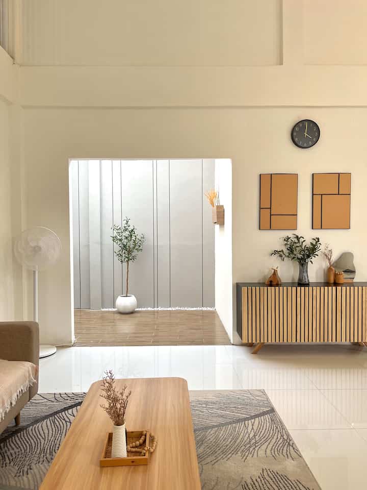 Salah satu, momen-momen paling kami sukai dirumah ini saat sore hari menjelang malam. Saat kami masing-masing sudah selesai dengan urusan kerjaan kami seringnya ngumpul di area living room, ruang baca atau hanya sekedar selonjoran bareng dikamar. 

#WaktuFavoritDiRumah #FavoriteRooms
#FavoriteDecorItems #FavoriteMoment #MomenTerbaik
