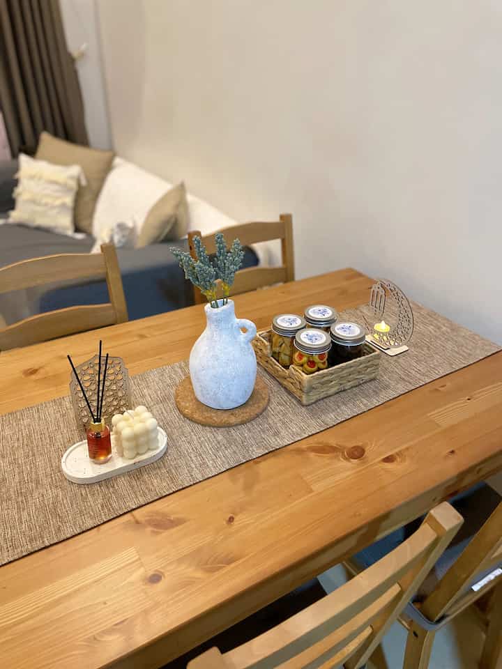Selamat menyambut lebaran🌙🕌

Rutinitas yang saya lakukan untuk menyambut lebaran selain bersih - bersih rumah pastinya, mendekor meja makan dan living room dengan dekorasi ornamen edisi Ramadhan yang simple. Mengganti vas bunga dan biasanya menempatkan bunga2 segar seperti bunga sedap malam di H-1 sebelum hari Raya.

#DekorasiLebaran
#DekorasiIdulFitri 
#DekorRamadhan