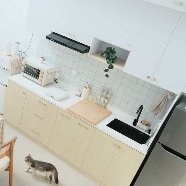 Mini Kitchen di Damaruma memiliki ukuran yang kecil, dapur dengan top table hanya segaris pastinya memiliki area yang terbatas untuk proses memasak, sehingga untuk memaksimalkan fungsional dapur kami membuat banyak storage baik di atas maupun di bawah, sehingga untuk alat masak yang sedang tidak digunakan bisa di simpan didalam storage.

Untuk bahan kami memilih PVC di bagian bawah karena sering terkena air, sedangkan untuk bagian atas menggunakan bahan Playwood.

Ambience yang ingin kami ciptakan di Dapur ada Cozy Cooking dan Warm ala nuansa Dapur Korea 

#MyDreamKitchen #IdeDekorDapur #DapurEstetik #KoreanKitchenIdeas #DapurSegaris