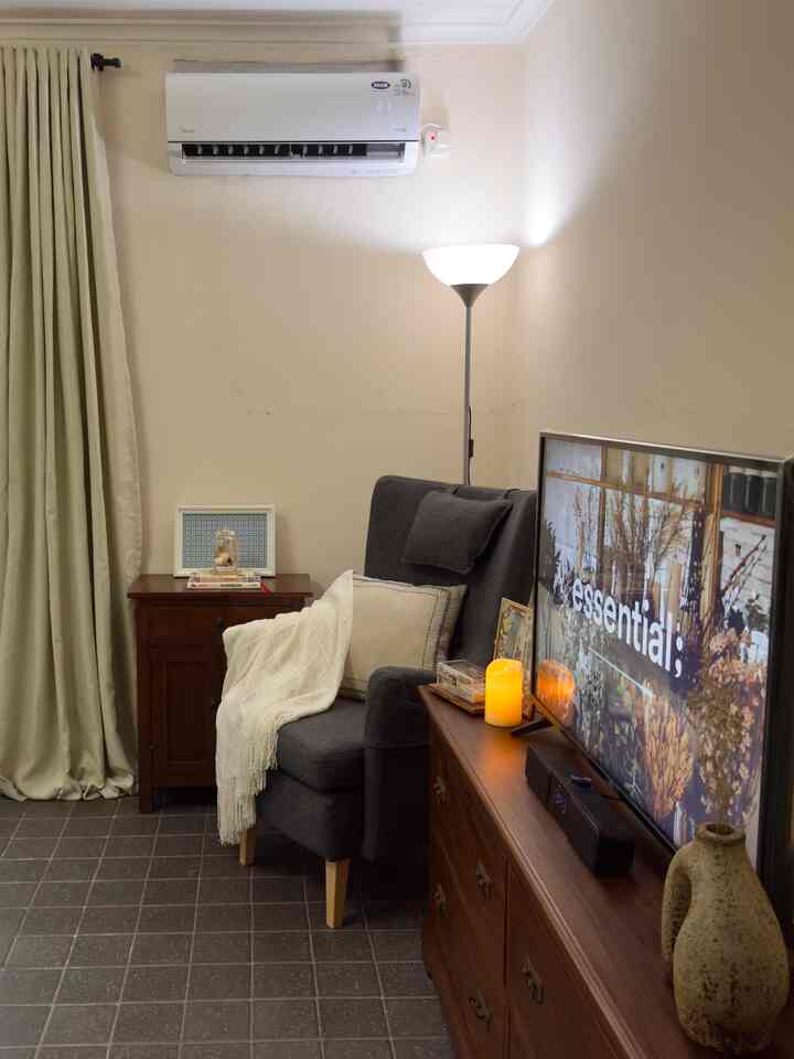 Momen favorit ku adalah ketika semua pekerjaan sudah selesai.
Biasanya ketika sore hari sebelum dinner time, I take some time for “Me Time”, entah itu dengan membaca buku, nonton, pijetan maupun sekedar rebahan santai, dan spot ini jadi salah satu area “Me Time” ku di rumah.

#WaktuFavoritDiRumah
#FavoriteRooms
#FavoriteDecorItems
#spotfavorit #ruanghobi #ruangsantai #pojoksantai 
