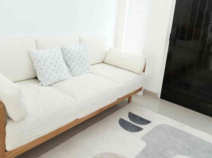 Living Room sekaligus kami gunakan untuk ruang tamu ini hanya memiliki 2 furnitur besarnya yaitu sofa jati 3 seater dan TV cabinet yang bisa difungsikan juga sebagai meja tamu apabila salah satu partnya ditarik. 
Pada living room ini ambiance yang ingin kami ciptakan ada warm dengan memadukan sofa warna putih dan natural wood, pada sarung bantal kami menggunakan warna senada yaitu putih namun ada bunganya sehingga memberikan warna pada living room kami.

#LivingRoomStyling #DekorLivingRoom #LivingRoomMakeOver #MinimalistLivingRoom #KoreanSofa