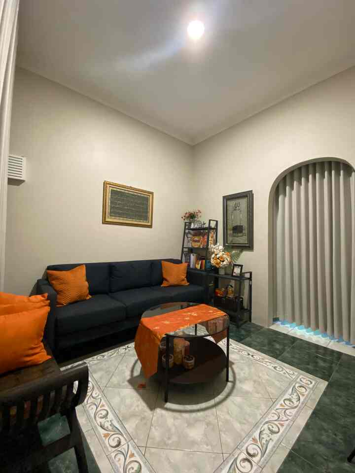 Menyambut Tamu Di Suasana Baru
Karena orang tuaku merupakan tokoh masyarakat di lingkunganku sehingga di momen lebaran pasti akan banyak menerima tamu, akhirnya pada lebaran tahun ini aku memutuskan untuk makeover ruang tamu di rumah.

Caraku merefresh ruangan dengan mengganti cat dinding dengan cat Dulux Weathershield warna pilar. Aku juga mengganti gorden warna putih tulang dan meninggikan tinggi gorden hingga mentok plafon untuk memberi ilusi ruangan menjadi lebih luas. Sebagai aksen, aku menambahkan bantal sofa warna orange agar warna ruang tamu lebih fresh saat menyambut tamu.

Selain itu karena aku melihat packaging kue lebaran lucu-lucu jadi aku menatamya menjadi pajangan di rak hehe. Jadi selain bisa jadi cadangan makanan ketika ada tamu, bisa sekalian jadi dekorasi juga deh.

#DekorasiLebaran #DekorasiIdulFitri #DekorRamadan #LivingRoomMakeover #MakeoverRuangTamu #Bekasi #LiveWithParents