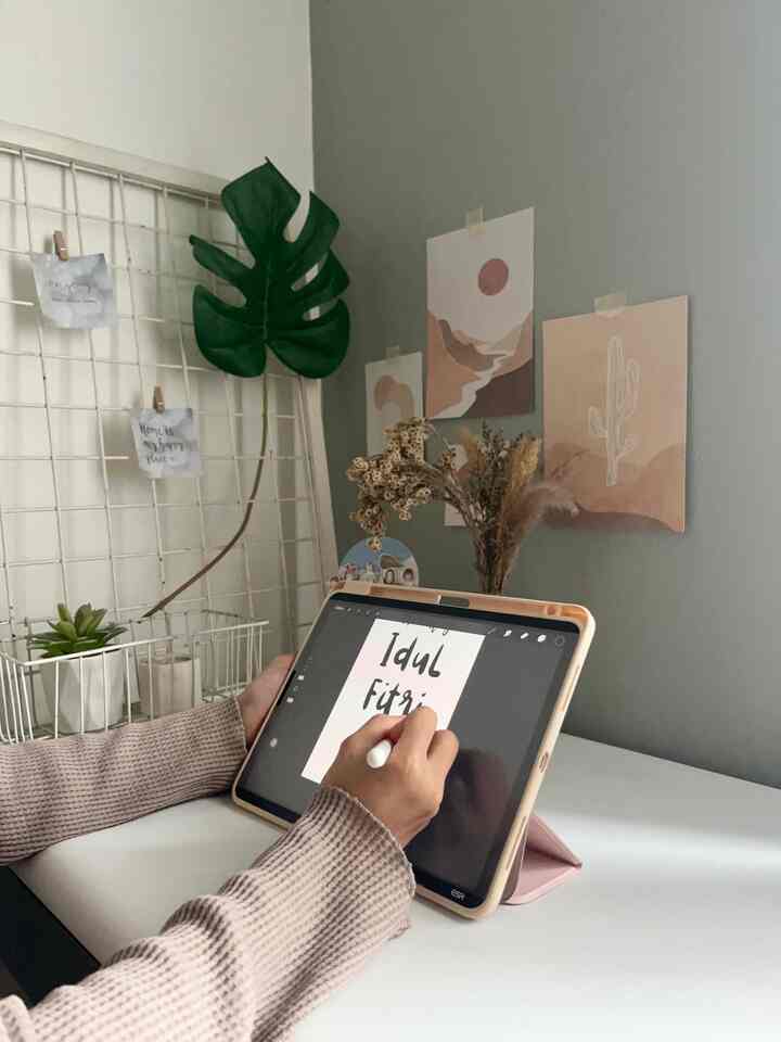 Momen favoritku di rumah tentu saja waktu me-time melakukan hobi ✨
Aku seneng bikin handlettering atau menggambar di ipad dan main kalimba. Biasanya sih tempat paling enak saat aku me-time adalah di meja ini ☺️
Biar ga bosen, aku suka geser dikit mejanya ke depan jendela 😆

#WaktuFavoritDiRumah 
#FavoriteRooms
#FavoriteDecorItems
#HomeSweetHome
#DeskDecor
