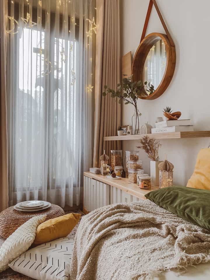 Eid decorations using shoe racks
—
Have you ever imagined decorating a shoe rack as a place to entertain guests, especially during Eid?
—
Well, this Eid, Bunday decorated the shoe rack bench in the Foyer area as a place to store typical Eid cakes and snacks to entertain relatives or neighbors who come to visit.
—
For Eid decorations, the main thing is actually the preparation for entertaining guests, so what is prepared is food for the guests, typical Eid cakes and snacks complete with salty, savory, spicy, sweet, Bunday, all arranged on a shoe rack bench, it's unique. .
—
And don't forget to spread out an additional carpet if the chairs are not enough to accommodate relatives, friends, neighbors and visiting relatives
—
#EidDecoration
#EidDecorations
#RamadanDecor
#BohoHome
#BohoDecoration
