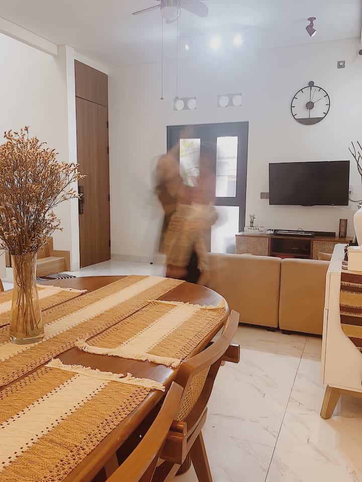 Ruangan lantai 1 tempat dimana aku dan anak2 melakukan banyak kegiatan. Dari yang bermain, nonton, sampai kegiatan makan bareng. 

Maka dari itu, ruangan lantai 1 selalu dibuat terbuka dan banya jendela agar udara selalu bergantian dan tidak sesak ketika sedang beraktifitas di dalam

#WaktuFavoritDiRumah 
#FavoriteRooms
#FavoriteDecorItems
#griyanagari
#japandi
#nordic

