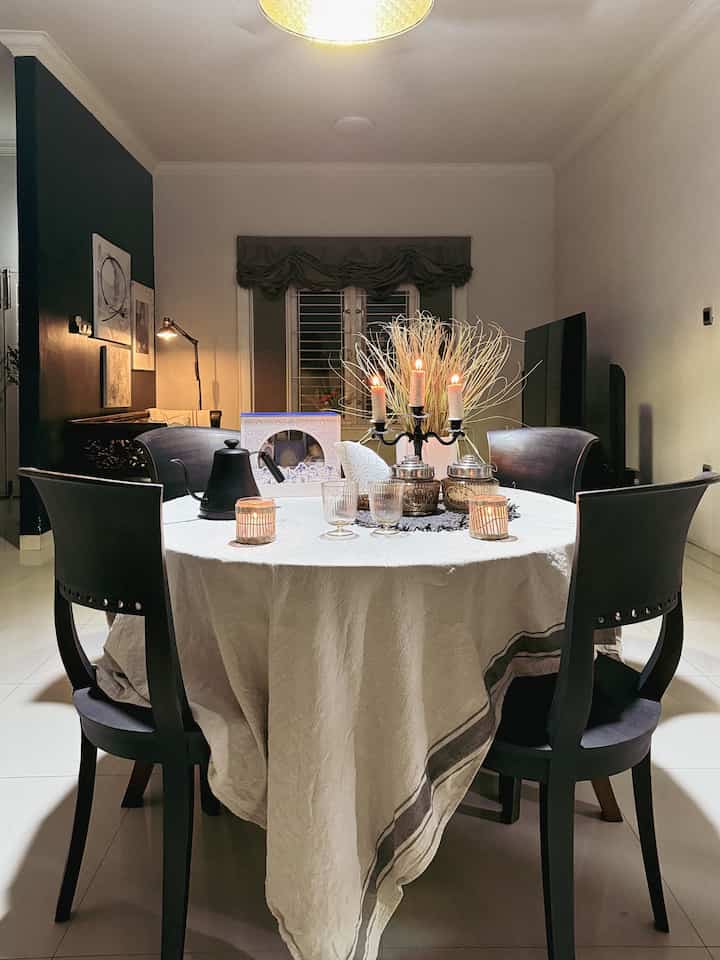 Suasana Menyambut Lebaran di Kediaman homebyjlo.

Meski idul fitri kami mudik,namun rumah harus tetap tampak berbeda suasananya.Dekorasi khas idul fitri berupa garlan hasil diy suami (bentuk lantern morocco terbuat dari kertas karton,kertas kado dan tassel)lilin,cushion cover corak timur tengah.Tak lupa aroma khas Saudia kami teteskan di lilin yang dinyalakan untuk memberi kesan kehangatan hari raya.

#DekorasiLebaran
#DekorasiIdulFitri
#DekorRamadhan
#vintage
#dekorasihariraya
#homeinspo