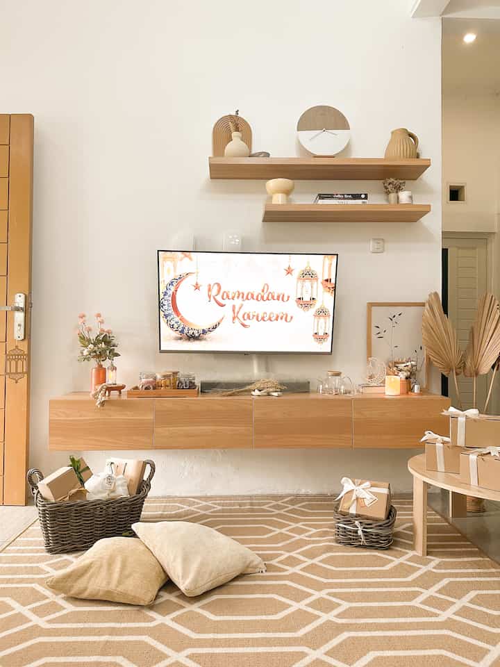 menyambut hari idul fitri, kami memanfaatkan  floating table ini untuk jadi snack corner dan menyimpan beberapa dekorasi idul fitri, agar lebih terasa vibes lebarannya. 

#DekorasiLebaran
#DekorasiIdulFitri
#DekorRamadan
#LivingRoom
#DekorasiLivingRoom
#IdulFitri
#ruangTV 