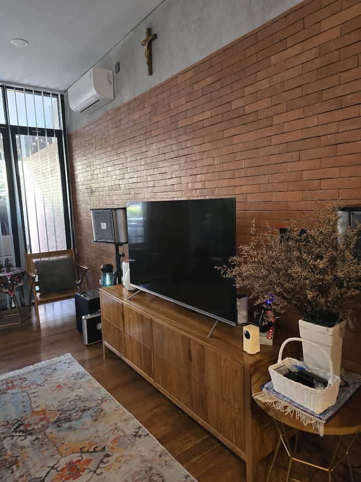 Leyeh-leyeh jadi kata kunci favorit momen di rumah ini. Waktunya bisa kapan saja. Mulai dari menonton TV dengan anggota keluarga lain, main UNO, main PS atau hanya sekedar duduk dan tiduran di sofa favorit ini selepas hari. 

#WaktuFavoritDiRumah
#FavoritRooms
#FavoritDecorItems
#rumahbuaran #tropicalhouse #homeinspiration #familyroom