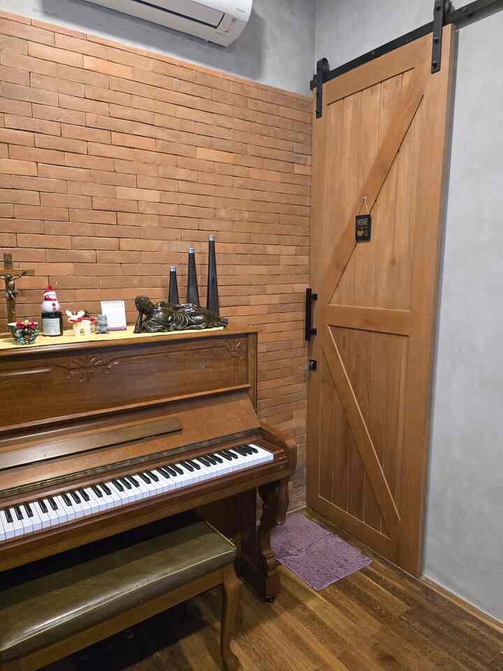 Piano ini jadi salah 1 aksesories ruangan di rumah buaran. Beberapa dekorasi sisa Natal masih terpajang diatas piano ini. Di waktu-waktu tertentu, pemain piano tunggal kami terkadang menghibur dari pojokan rumah ini. 
#MusicAtHome
#HobbiesAtHome #HomeInstrumen #HomeDecor #HomeInspiration #rumahbuaran