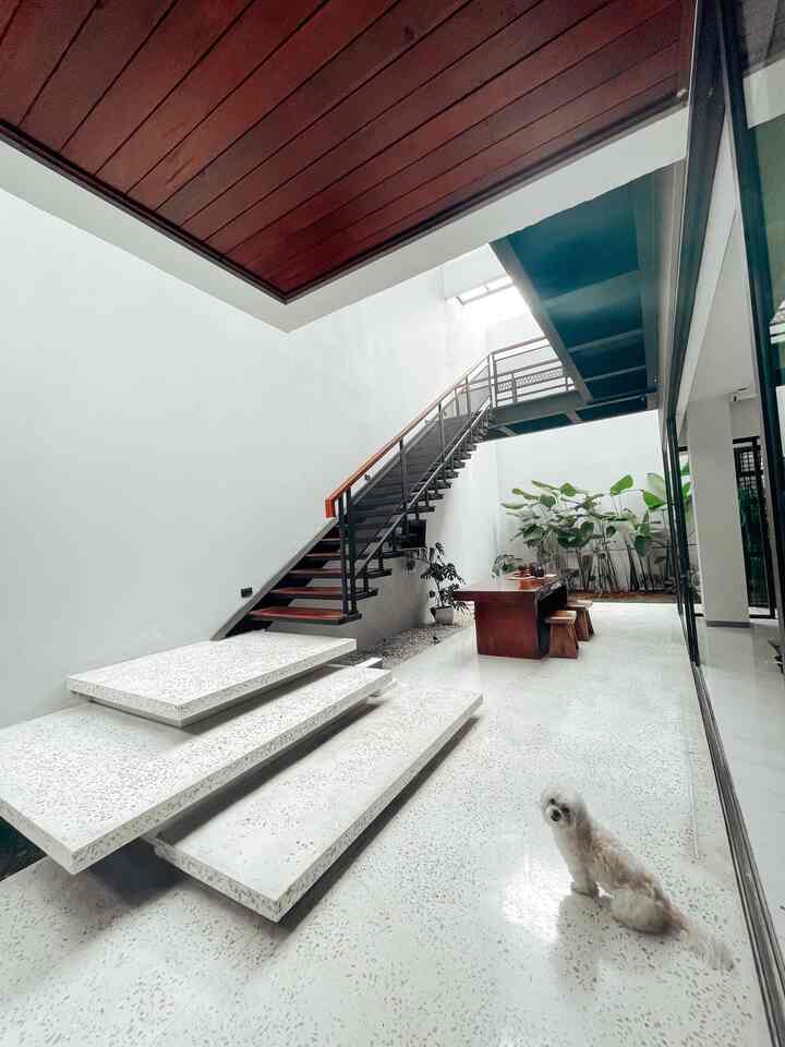 ✨Fave corner✨

Menjadi area aku buat kerja dan cari ide. Pas lagi ujan atau setelah hujan tu enak banget sore2 duduk sini.

Area ini biasa nya aku buat sarapan pagi atau nongki sore. Kalau siang si panas karena pas matahari di atas. 

Open space jadi ga suntuk. 

#waktufavoritedirumah #favoriterooms #favoritedecoritems