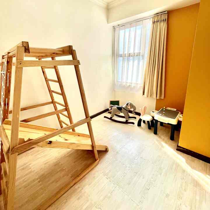 moment Favorit dirumah tuh pas Weekend di sore hari dan bermain bersama anak anak di ruang bermain mereka❤️
ruangannya gak besar dan gak banyak perabot supaya mempermudah anak anak bermain dan menjauhkan dari pecah belah + gadget dan menyusun mainan anak✨
#WaktuFavoritDiRumah
#FavoriteRoom #FavoriteDekorItems