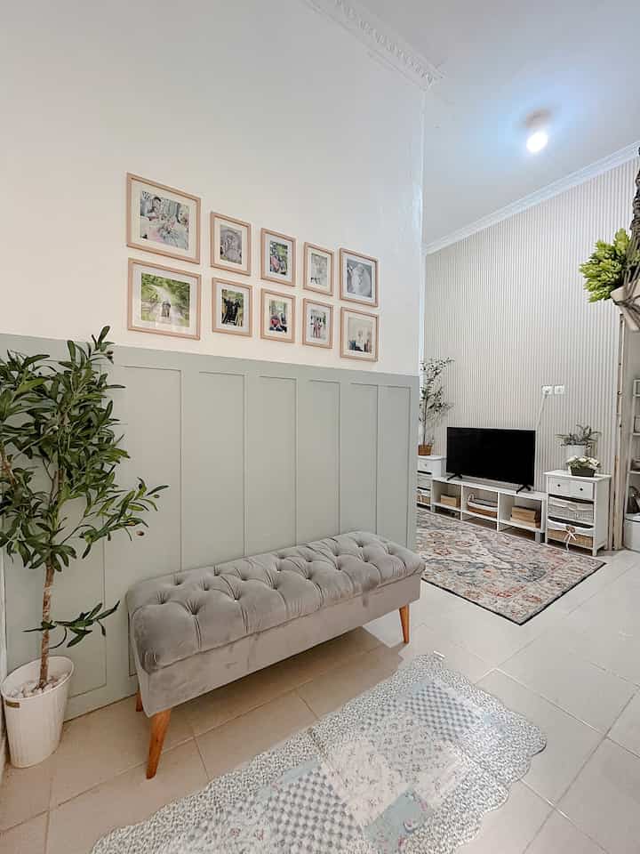 Ini area favoritku dirumah, bersama keluarga biasanya saya menonton Netflix atau bermain bersama anak disini 🥰   #WaktuFavoritDiRumah #FavoriteRooms
#FavoriteDecorItems