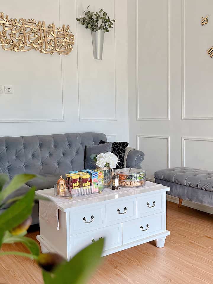 Menyambut lebaran Idul Fitri , aku hanya membersihkan semua furniture dirumah dari debu dan menambahkan camilan serta minuman untuk teman teman yang berkunjung. Aku juga menambahkan lampu lampu dan lentera di area foyer ruang tamu. 

#DekorasiLebaran
#DekorasiIdulFitri
#DekorRamadan #Homedecor #dekorasirumah #homeinspiration #homeideas #interiorstyling #rumahcantik #desainrumah #inspirasirumah #desainrumahminimalis #desainrumah #rumahminimalis #rumahkorea  #vintagehome #modernfarmhouse 