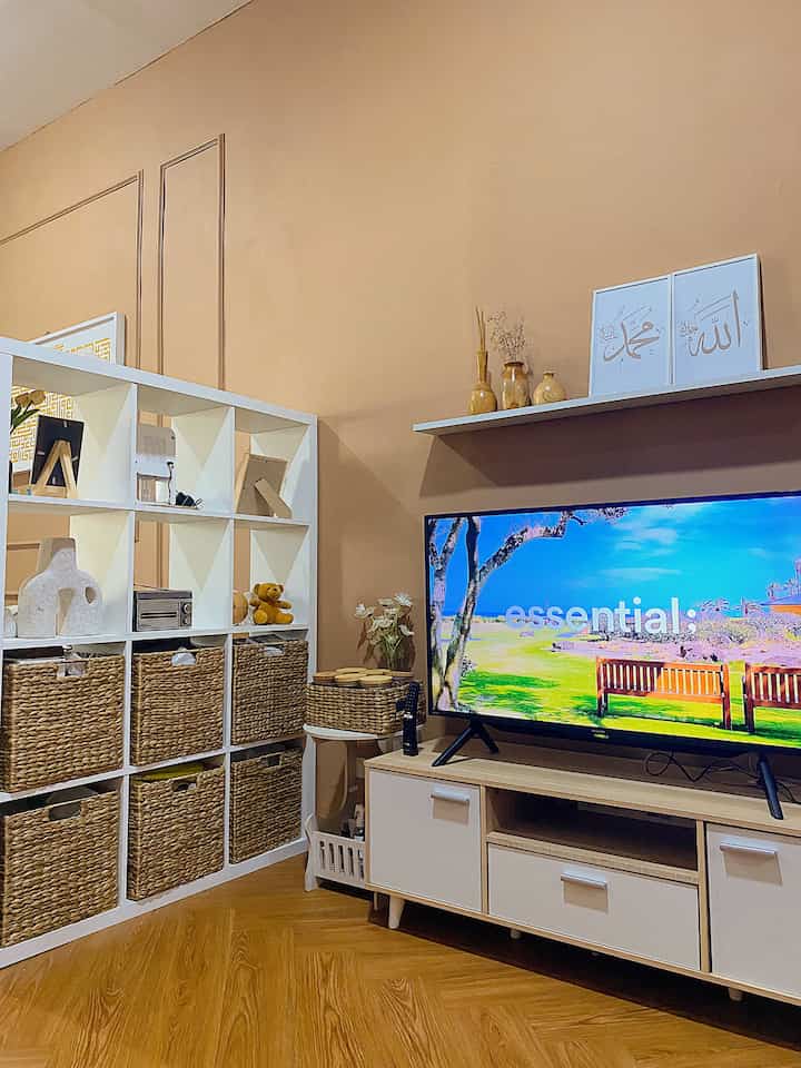 Ruang TV jadi tempat paling favorite dirumah 
Karna ditempat ini bisa nonton tv sambil rebahan sambil makan sambil cerita cerita 
#WaktuFavoriteDirumah
#FavoriteRooms
#FavoriteDecorItems