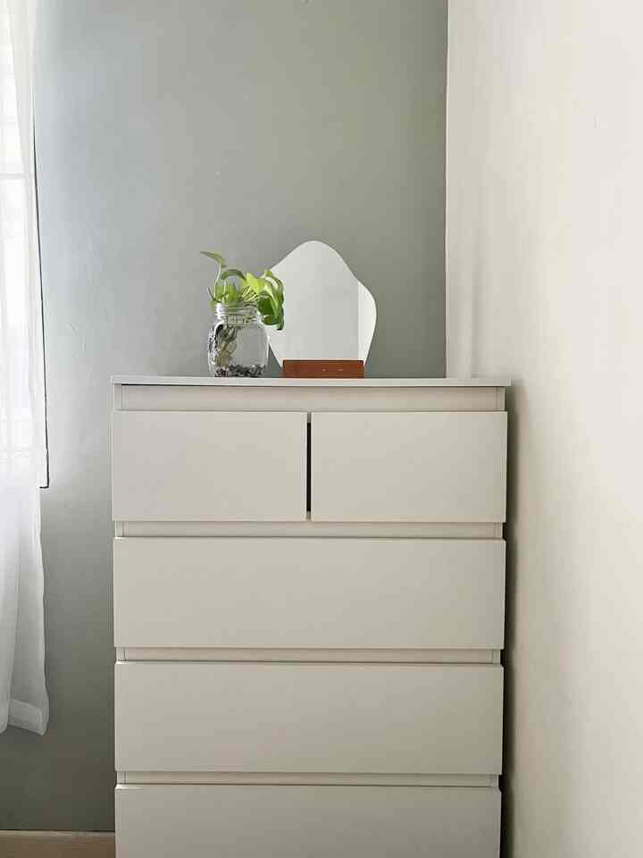 Lemari laci baru di pojokan kamar ✨ 
Tapi masih bingung nih mau di dekor seperti apa bagian atasnya, jadi sementara pake pajangan yang ada dulu aja.😆

#HomeDecorIdeas
#HomeLiving
#DekorRumah
#DekorasiKamar
#LemariLaci
#Minimalis
#RoomIdeas