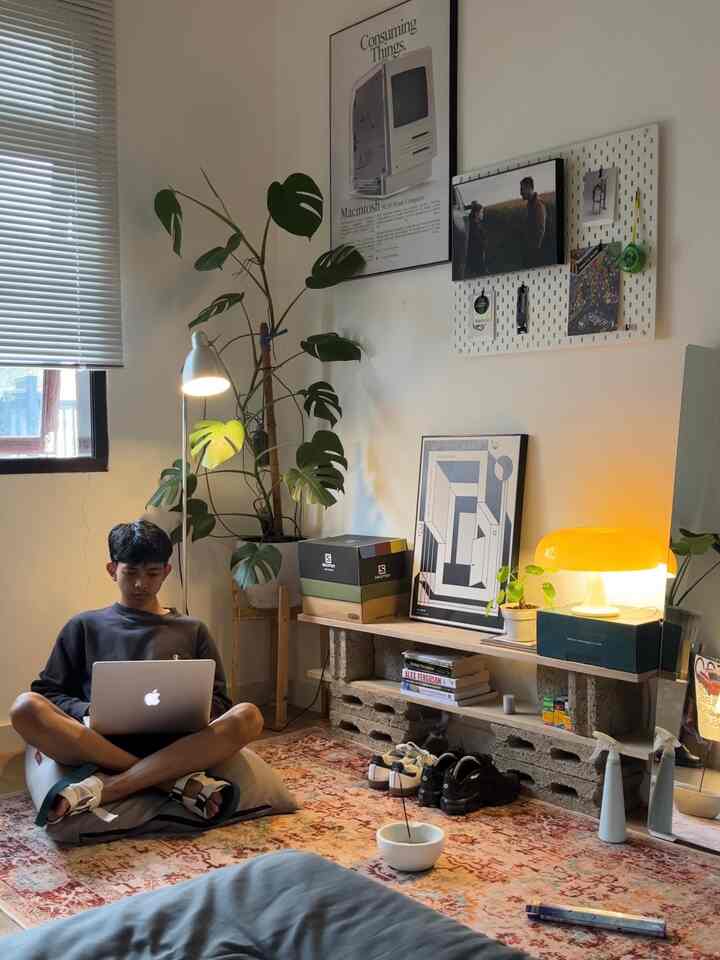 I think sore menuju malam adalah momen favoritku untuk spend my activity in this room🧘🏻‍♂️

#WaktuFavoritDiRumah #FavoriteRooms #FavoriteDecordItems #ambienceroom #suasanasore 