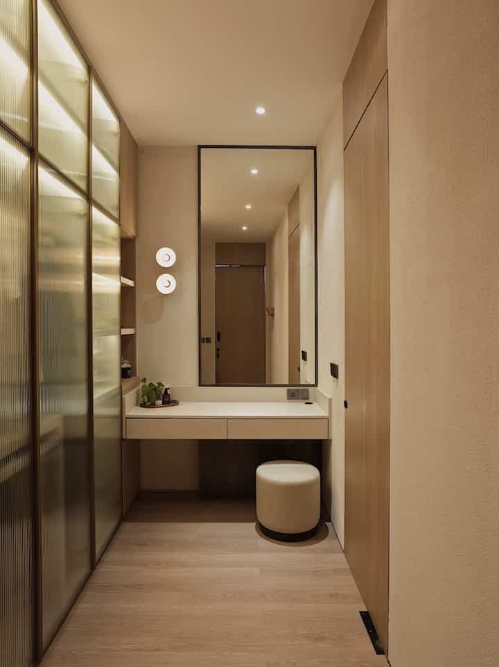 ⭐️Make Up Area⭐️

Ini adalah area closet dan make up aku, posisi nya di antara tempat tidur dan kamar mandi.
Tidak bisa dibilang walk-in closet karena tidak terlalu besar dan lemari hanya di satu sisi.  Posisi area make up dan lemari baju di sebelah kamar mandi sangat strategis, karena setelah mandi aku langsung bisa memilih-milih baju dan memakai skincare.

Karena area penyimpanan terbuka tidak ada lemari penutup nya, maka Aku menggunakan kotak penyimpanan akrilik untuk menata keperluan skincare sehari-hari agar tertata rapi dan mudah di raih💗.
_
#VanityTable
#MakeupTable
#DressingTable
#ModernMinimalist
#RoomDecorInspo
#dirumahpojok
#RoomStyling
#homedecor