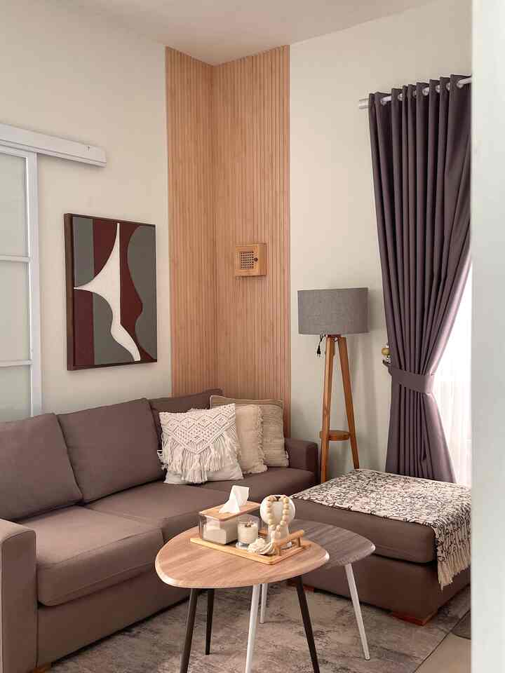 Situasi living room sebelum ditinggal mudik. Terpantau ada beberapa hampers mejeng di floating cabinet. Namun tidak tampak jejeran kue di meja karena kami adalah tim mudik. Jadi kami yang bertugas keliling & menghabiskan kue di kampung halaman mwehehe. Anw, sebelum mudik kami sempat repaint wall texture art dengan warna yang lebih blend in dengan living room. Gimana menurut kalian? Lebih suka warna asli (ijo tosca) atau warna netral kayak gini? Leeminooo..

Oiaa, selamat lebaran & selamat mudik bagi tetangga yang menjalankan. 🥰🩶

#DekorasiLebaran #DekorasiIdulFitri #DekorRamadan