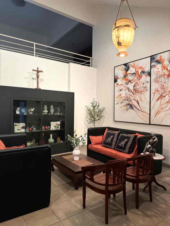 Ruang tamu ini didominasi dengan furniture klasik yang memberi kesan vintage.
Lukisan dan lampu gantung marmer menjadi centerpiece dari ruangan ini.

#AestheticHome
#RumahEstetik
#HomeStylingInspo
#ruangtamu #dekorasiruangtamu 
