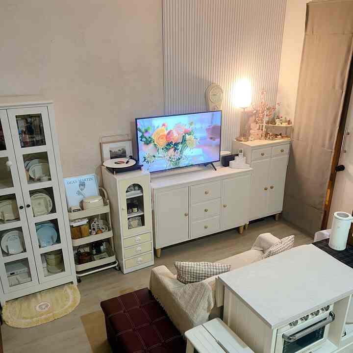 Moment fav aku di rumah ini jd spot ternyaman aku malam hari saat me time bisa dengerin musik dengan vinyl player dan jg nonton film" korea kesukaanku #waktufavoritdirumah #favoriterooms #favoritedecoritems #livingroom #ruangmusic #vinylroom #vinylplayer #homedecor #ruangkeluarga #ruangtamu 