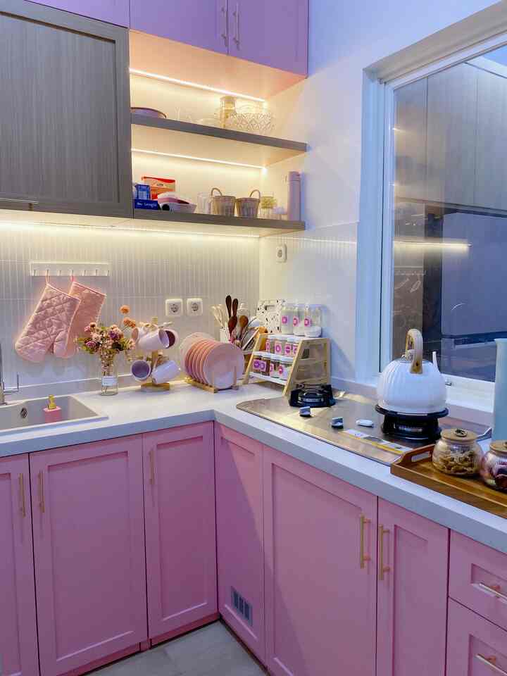 Lebaran kali ini kami ga banyak dekorasi. Hanya menambahkan toples-toples kue cantik dan vas bunga 💕

#DekorasiLebaran
#DekorasiIdulFitri
#DekorRamadan
#Dekorasidapurpink
#DekorDapur
#KitchensetPink