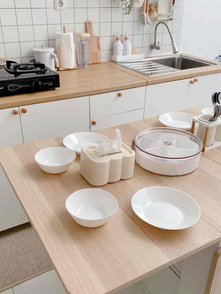 Dekorasi simple di meja makan untuk lebaran✨
Kali ini lebaran pertama dirumah ini, akhirnya ngerasain lebaran dirumah sendiri.

Dekorasinya super simple, tapi semoga menginspirasi. Oh ya walaupun simple tetep harus senada white n wood 🫶🏻

#dekorasilebaran #dekorasiidulfitri #dekorasiramadhan