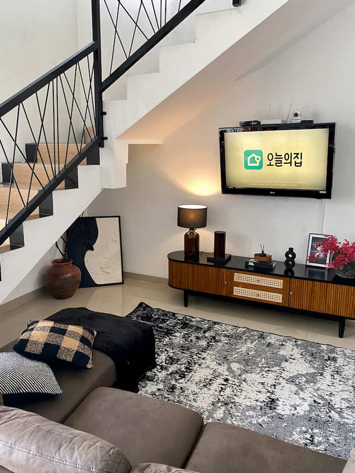 Sore hari di ruang tv/living room jadi favorit spot dirumah, baik untuk berkumpul sambil menonton tv ataupun tempat santai untuk sekedar main gadget & baca buku. 

#WaktuFavoritDiRumah #FavoriteRooms #FavoriteDecorItem #inspirasirumah #inspirasiruangtv #ruangtvminimalis #bogor #homedecor #dekorasirumah