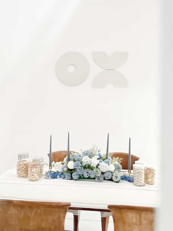 Eid Decoration Ideas 🤍

Memanfaatkan sisa bunga2 waktu event, saya mencoba merangkai bunga dengan nuansa warna biru muda untuk di tengah meja. Saya juga menambahkan taper candles berwarna senada dan beberapa toples kue lebaran 🤍

#DekorasiLebaran
#DekorasiIdulFitri
#DekorRamadan
#DecorLowBudget
#HomeDecorativeItems
#RumahLama
#Bandung