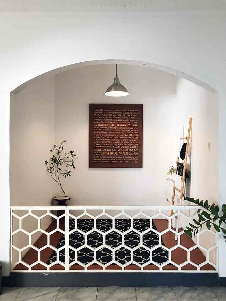 Menambahkan tanaman hijau di area musholla supaya lebih terasa nyaman. Rencananya mau ganti lantai musholla dengan spc sheet yang motif kayu yang berbeda.

#musholla #prayingroom #indoorplants #midcenturymodern #homestyling #prayingroomstyling #dekorasimusholla