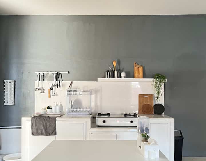 Dapur kotor yang kami desain sesuai kebutuhan. 

Kami memilih nuansa monochrom pada dapur kotor, dengan dinding abu tua untuk menutupi kotoran berlebih saat memasak. 

#kitchen #dapurkotor #dapurbasah #inspirasidapur #minikitchen