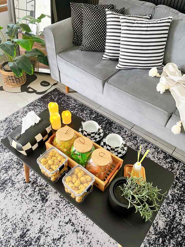 Dekorasi meja tamu idul fitri ala aku. Menjelang indul fitri tentu saja sudah banyak cemilan di meja tamu walaupun ga pernah ada tamu ya di makannya masih sama penghuni rumah ini hehe. Tidak ada dekorasi yang spesial tapi moment ini adalah moment yang sangat kami tunggu sebagai umat Islam. 

#BumiGerrd #DekorasiLebaran #DekroasiIdulFitri #DekorRamadan #DekorasiLowBudget #DekorasiRuangTamu