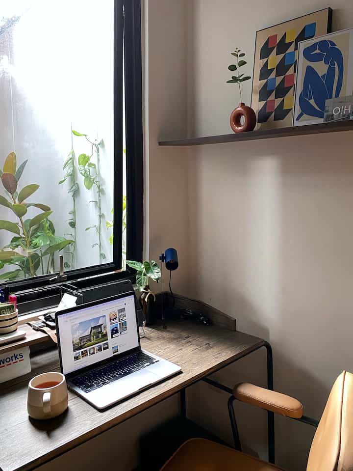 Ini adalah salah satu tempat favoritku dirumah. Yap! ruang kerja. Tapi disini nggak kerja-kerja amat kok, kadang untuk sekedar killing time saja dengan mencari inspirasi atau bermain media sosial lewat laptop. Biasanya ini aku lakukan ini di hari Minggu sambil nge-teh pagi. Yang membuat ini menjadi momen favorit adalah, ini hal yang hanya aku bisa lakukan di hari Minggu, karena aku kerja sampai Sabtu. Kapan lagi ada waktu ngeteh sambil chill buka laptop kan? ;)

#WaktuFavoritDiRumah #FavoriteRooms
#FavoriteDecorItems #tipe36 #36m2 #industrial #dasacavana