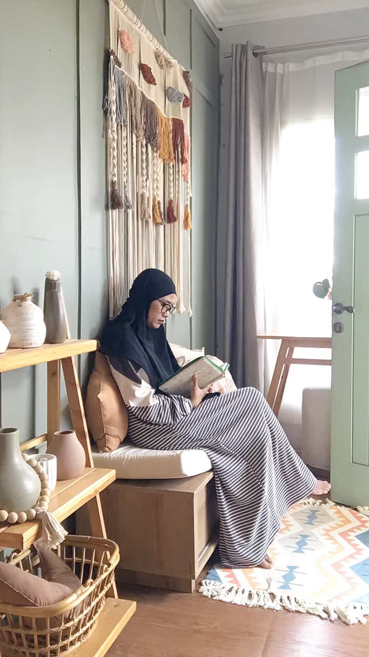 Mudroom nyempil ini adalah tempat fav q dimana sering me time di sini ... selesai mengerjakan a-z pekerjaan irt, lelah dll.... suka aza duduk di sini, entah baca buku, al quran, baca wa dll... enak az smbil menikmati dinding tembok yg menghadap ke samping🫢😀🌴 dan ada tanaman pot d teras berhadapan buat d pandangin.

Selain mudroom, minibar juga jd fav kelrga be 3 di saat makan"... qt sering ngumpul bercengkrama di meja minibar ini....

Semoga menginspirasi🙏🥰

#WaktuFavoritDiRumah
#FavoriteRoom
#FavoriteDecorItems
#LowBudget
#MinimalisHome
#HomeDecor
#IdeDekorasi