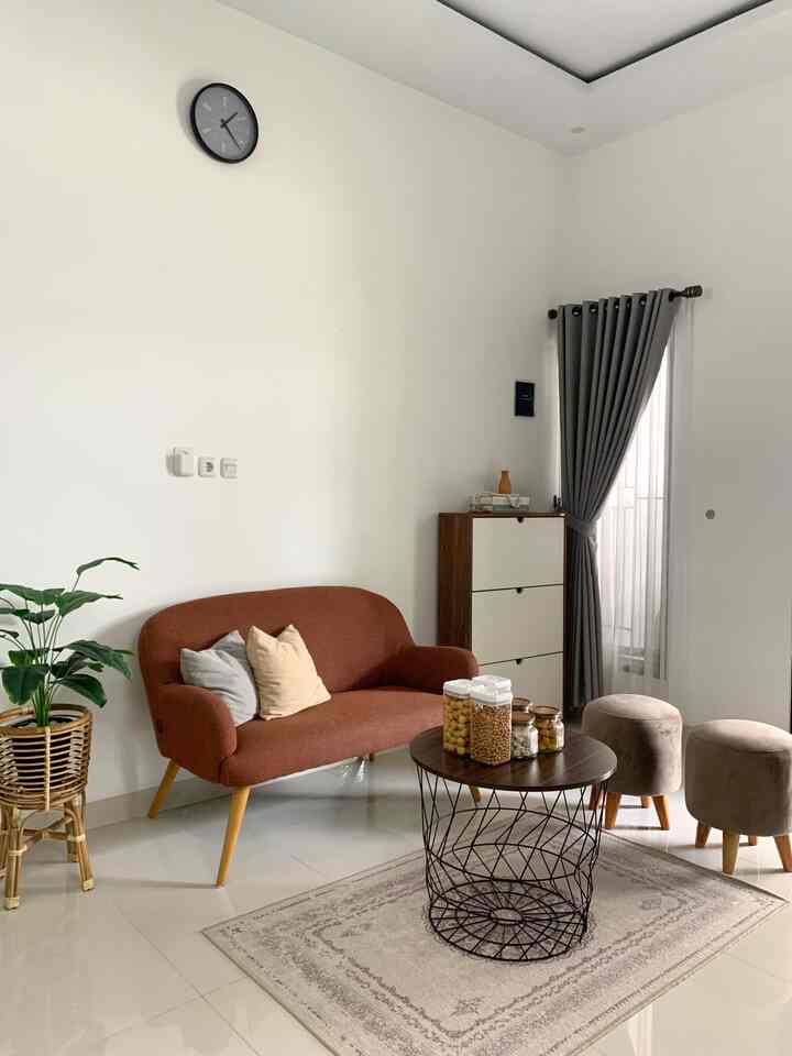 Ruang tamu menyambut hari kemenangan ✨

Dekorasi simpel ruang tamuku untuk menyambut kerabat dan sahabat di hari nan fitri. Aku menambahkan 2 sofa stool untuk menemani sofa teracota ku. Sofa stool ini berwarna netral senada dengan tone ruangan. Meja bulat yang tentunya dengan stoples kue kering khas lebaran.
Mohon maaf lahir batin semua 🙏🏼

#DekorasiLebaran #DekorasiIdulFitri #DekorRamadan
#livingroom #ruangtamuminimalis #homestyling #ruangtamu