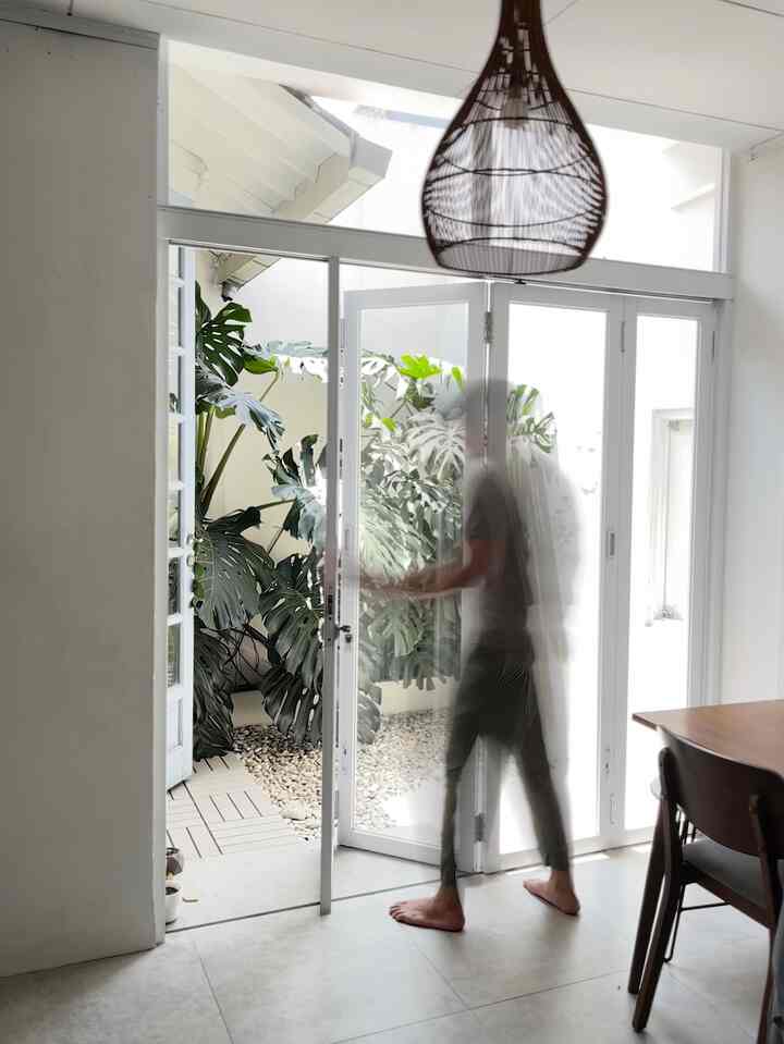 My favorite place for morning or afternoon tea is in the garden area and dining room.
Because the dining table is located next to the mini garden. So the spot I like the most. Just to enjoy the morning or afternoon while drinking tea / coffee.
It's a breeze," it's really delicious. For the mini garden inside the house, I planted a monstera king to make it cooler and fresher.

#FavoriteTimeAtHome #FavoriteRooms #FavoriteDecorItems #homeinspiration #kitchenanddining #mejamakan #tamanberanda