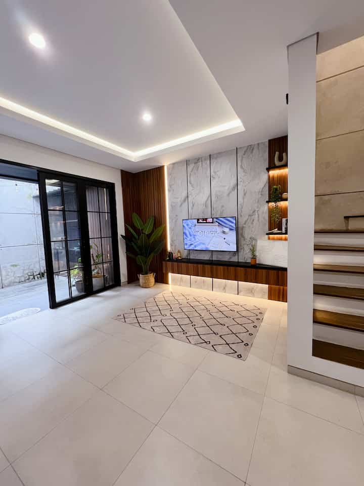 Hallo sahabat Ohouse!

Waktu terfavorit kami sekeluarga ya di ruang keluarga yg merangkap jadi ruang tamu plus merangkap jd ruang nonton tv juga,,

Sebagian besar waktu dihabiskan di ruang keluarga, sambil nonton tv di karpet,,
Nonton tv, cerita tentang hari ini memang moment paling favorit kami,,

#WaktuFavoritRumah
#FavoriteRooms
#FavoriteDecorItems
#RuangKeluarga
#LivingRoom
#RumahMinimalis
#DekorRumah