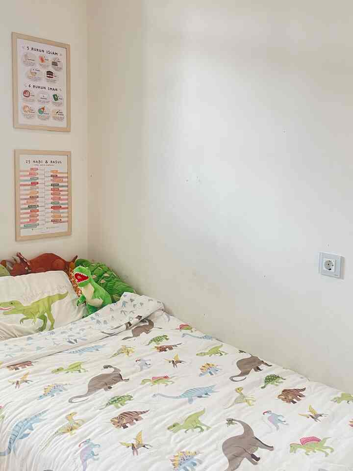 Perdana tayaang!✨

🦖dino kids bedroom 🦖

Siapa yang anaknya kecintaan bgt sama dinosaurus? Sampai sampai kamarnyaaa yang belum ditempatin ini tetep kudu semuaa serba dino 😆

Sebagai ibu yang ekonomis, konsep pemilihan furnitur ini adalah "easy to adjust" jadi ketika nanti anak mulai besar, furniturnya masih bisa mengiringi.. mungkin hanya perlu ditambah tinggi/storagenya yang gampang didapat di store ikea terdekat. 

Kalau tetangga, lebih pilih furnitur yang adjustable atau custom furnitur? Komen yuuk! 🫶🏼

#idekamaranak #dekorasikamar #kamaranak #dekorasikamaranak #kamardino #ikeabedroom 