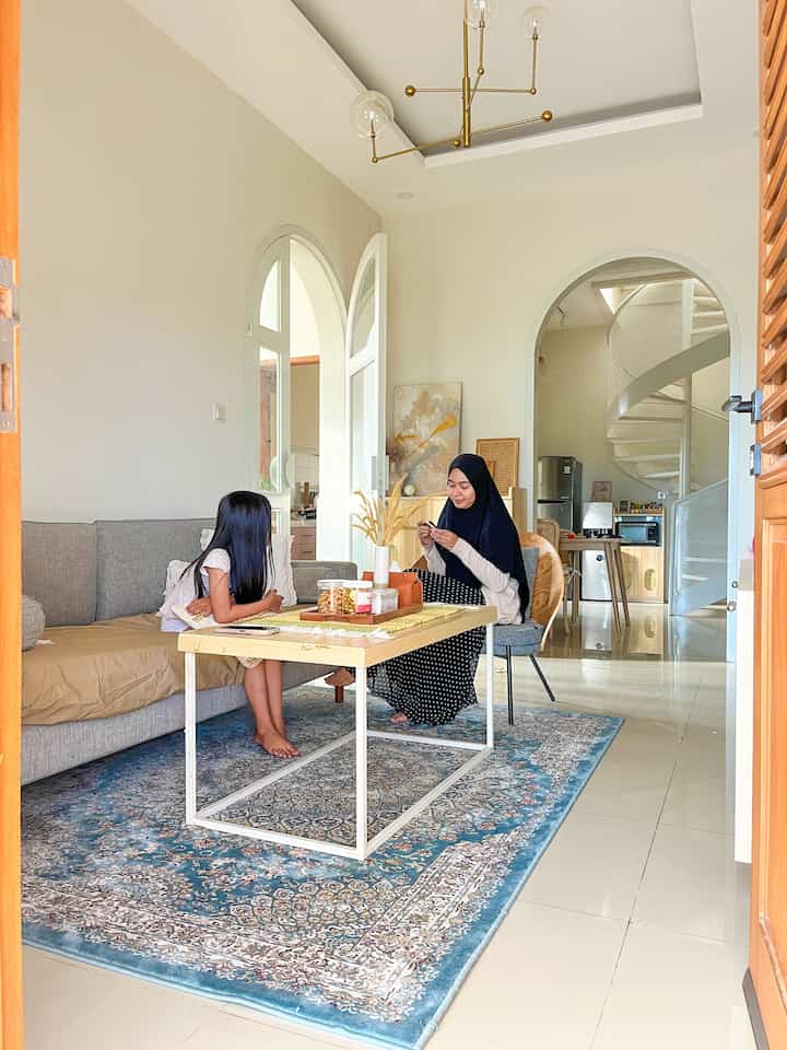 Live in the moment

Moment terasyik di rumah buat aku kalau lagi me time dan lagi kumpul keluarga tentunya. Kalau kumpul, kita lebih suka di ruang tamu, ruang makan atau kamar. Pewe aja gitu ruang-ruang itu buat ngobrol bareng keluarga.

Kalau me time, aku lebih suka di dapur. Meskipun ga terlalu suka masak, tapi suka aja sama dapur. Entah bikin makanan, atau sekedar ngonten. Apalagi kalau liat dapur rapi. Suka bgt 🫶🏻

#WaktuFavoritdiRumah
#FavoriteRooms
#FavoriteItems
#JapandiHouse