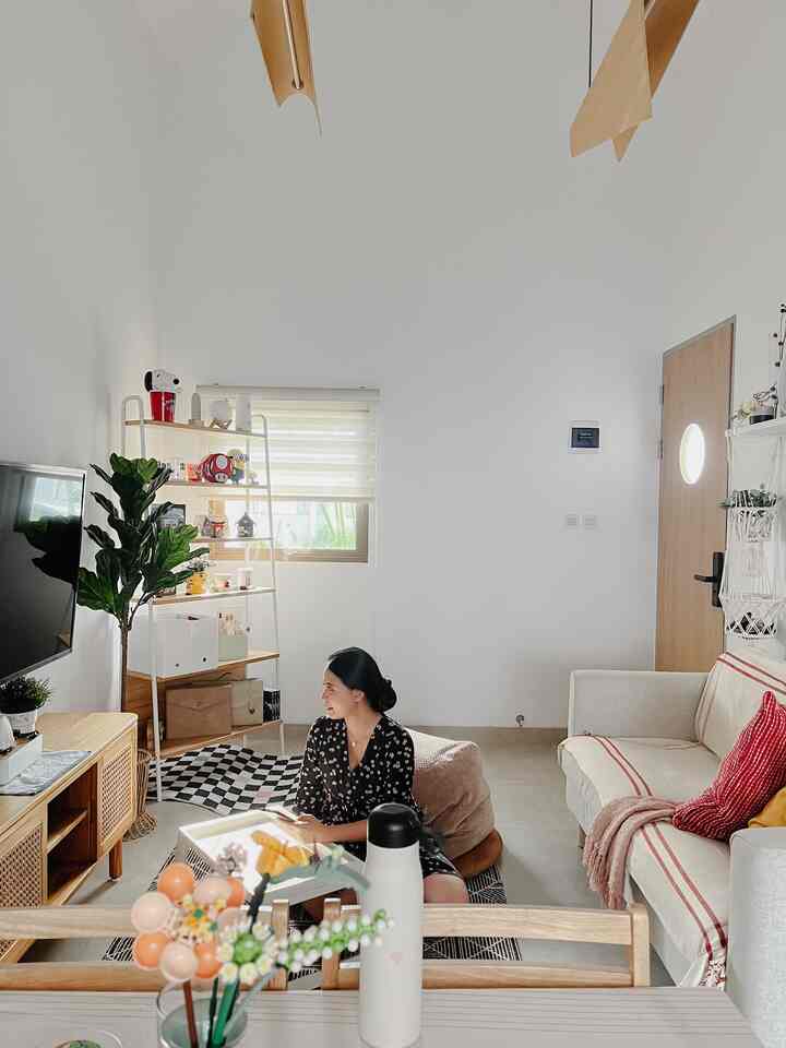 Momen terfavorit dirumah pastinya ketika berada di area livingroom, diruangan ini banyak aktivitas yang bisa dilakukan mulai dari menata rak dekorasi, menonton tv, makan, bahkan bekerja pun terkadang kami lalukan diruangan ini.
Ruangan dengan ceiling yang tinggi sangat membantu mengatur sirlukasi udara sehingga ruangan tetap nyaman dan tidak terasa pengap walaupun diisi dengan beragam furniture.

#WaktuFavoritDirumah #FavoriteRooms #FavoriteDecorItem #Livingroomideas #Livingroomstyling #Livingroomdecor #scandinavian