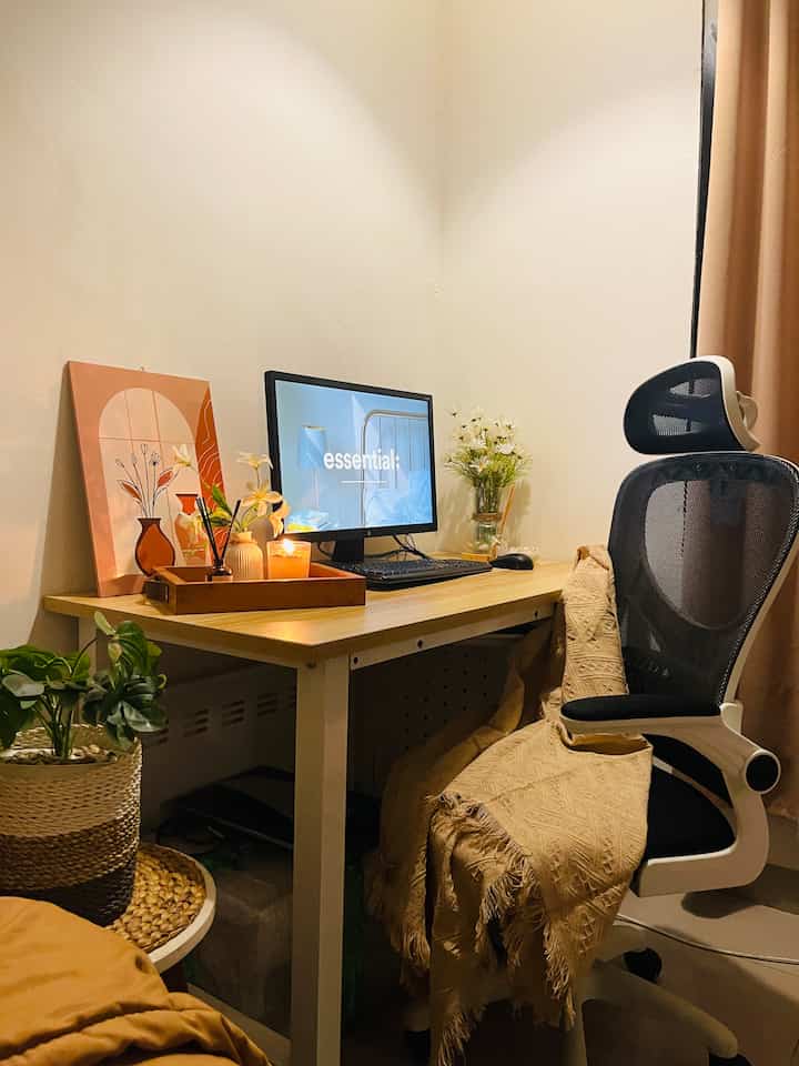 Ini tempat favorite aku buat nyantai di rumah, sbenernya ini ruang kerja suami yang bersebelahan dengan tempat tidur utama. Kadang makan pun kami di sini juga sambil nonton film di PC malam hari 😬🤭
#WaktuFavoriteDirumah
#FavoriteRooms
#FavoriteDecorItems