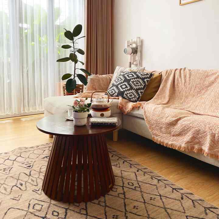 Pagi ketika anak2 udah berangkat sekolah,selesai beberes rumah merupakan waktu favoritku karna bisa lebih santai dirumah dipagi hari diruang ini sambil menikmati sarapan ringan dirumah.
Menikmati secangkir teh hangat sambil duduk disofa ini bener2 nyaman bgt.

#WaktuFavoritDiRumah
#FavoriteRooms
#FavoriteDecorltems