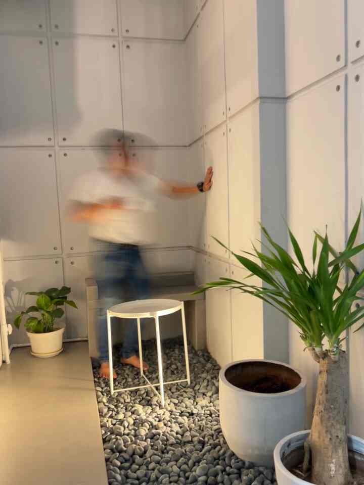 Innercourt ini menjadi tempat favorite kami untuk bersantai sejenak. Walaupun tidak luas tapi cukup untuk bersantai. Mempunyai innercourt ini jg membuat sirkulasi udara di rumah menjadi lebih baik. 


#WaktuFavoritDiRumah 
#FavoriteRooms
#FavoriteDecorItems
#taman
#innercourt
#designtaman
#inspirasidesigntaman
