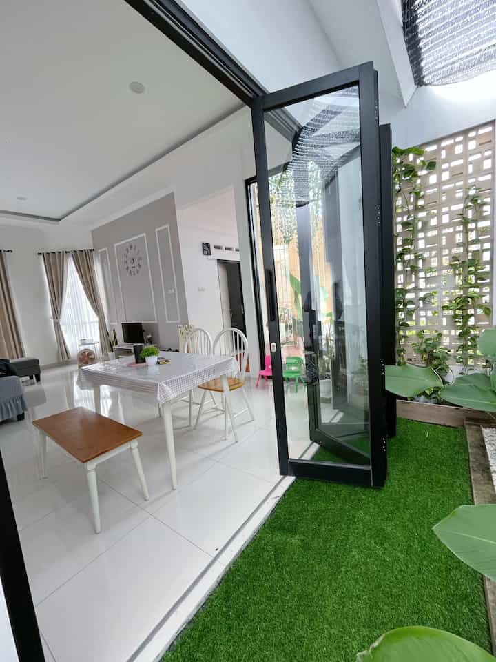 Waktu dan Tempat Favorite dirumah..🥰
Dipagi hari menjelang siang setelah semua aktivitas rumah selesai. Biasanya aku bersantai, minum es kopi dan makan snack di ruang makan ini.🥤
Dengan jendela terbuka bikin ruangan sejuk🌬️. Jadi capeknya ikut terbang hehe
Taman terbuka di sebelah ruang makan ini bikin betah karena selain sejuk juga bisa lihat yg hijau bikin seger mata dan pikiran juga..💚
Walau tempat favorite tp gabisa berlama pama santai disini karena harus bekerja.
Tp setidaknya ada waktu singkat untuk healing disini..🎈
Ruang makan ini cukup simple hanya terdiri dari set meja makan dengan ruang terbuka di sebelah kanan dan depan.🪟 #WaktuFavoriteDirumah #FavoriteRooms #FavoriteDecorItems