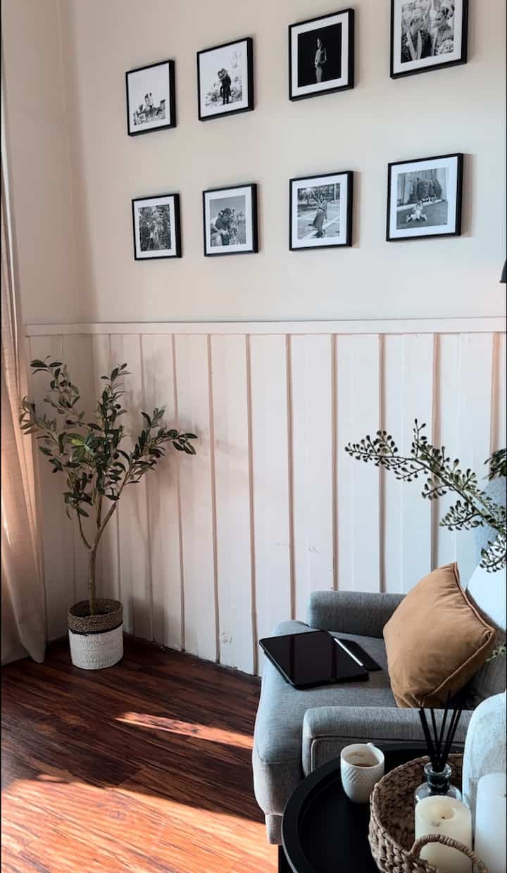 Me time favoritku adalah di foyer atau ruangtamu mini ini.. setiap pagi setelah suami dan anak berangkat aktivitas, aku menyempatkan diri me time disini sambil ngopi☕️ 
#WaktuFavoritDirumah #FavoriteRooms #FavoriteDecorItem #metime #minimalis #foyerdecor #livingroomdecor 