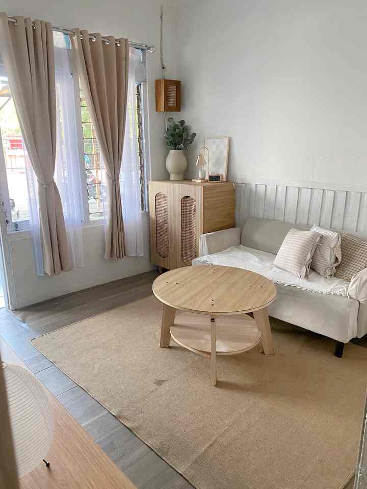 Haloo haii tetangga online
Selamat datang di rumah dinas adiba
Kali ini aku mau share tentang ruangan favorit di rumah ini, karna ada beberapa bagian yg di rombak
Awalnya ini living room biasa aku makeover dengan pasang meja tv disini, karna selama ini emang ga pernah ada tamu 🤭🤭
Biasanya kami sekeluarga emang sering berkumpul disini, bercerita dan menemani anak anak bermain disini, selain itu bisa jg untuk nnton tv maupun lihat film favorit di netflix ☺️☺️

#WaktuFavoritDiRumah 
#FavoriteRooms
#FavoriteDekorItems