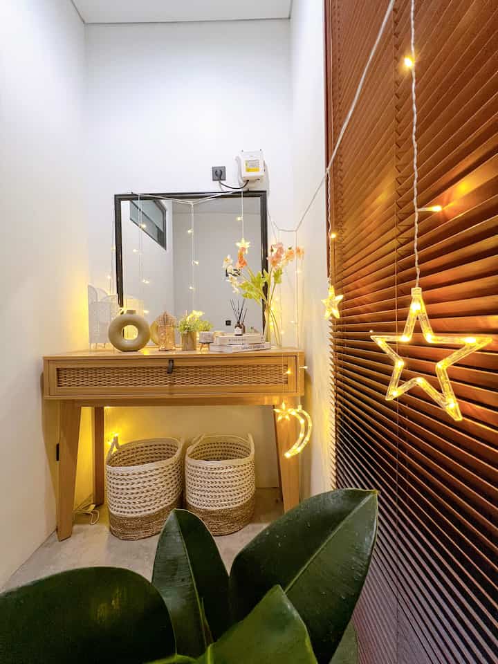 Hallo sahabat Ohouse!

Ga kerasa sebentar lagi Lebaran ✨✨

Taun ini coba sesuatu yang beda dari taun2 sebelumnya,,
Coba-coba dekor bagian foyer dengen beberapa tambahan dekorasi idul fitri supaya berasa vibes Lebaran,,

Di area goyer ini aku tambahin Lampu Lentera kayu hiasan Idul Fitri dan lampu tirai berbentuk bulan dan bintang,,

#DekorasiLebaran
#DekorasiIdulFitri
#DekorRamadan
#DekorRumah
#InspirasiDekorLebaran
#RumahMinimalis