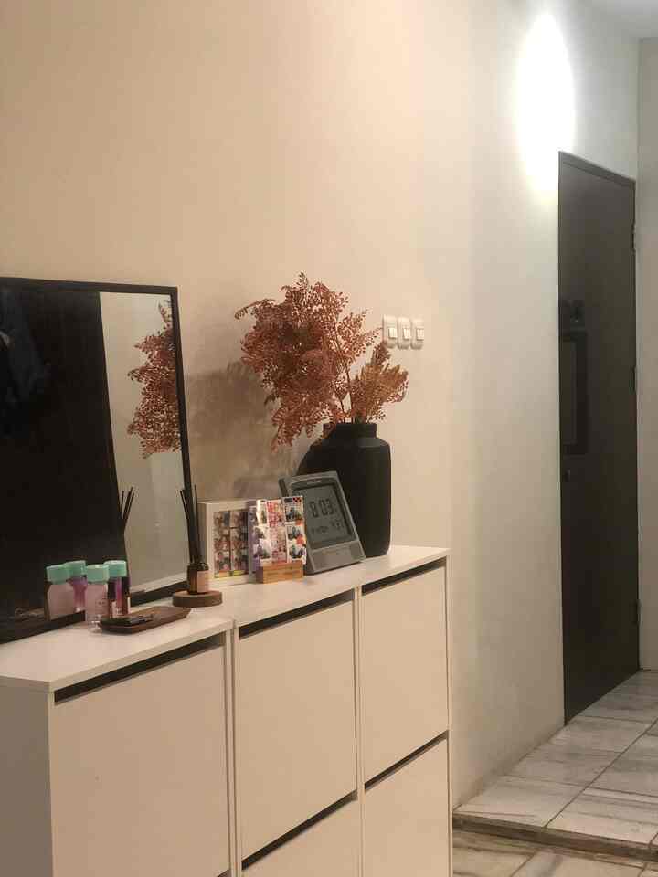 Menyambut hari raya Idul Fitri, dekorasi saya untuk momen ini tak ada habisnya.
Terkadang aku merasa gatal untuk menambahkan ini dan itu, karena rumahku adalah base camp keponakan kecilku, maka aku membiarkan diriku mendekorasinya.
Yang penting cukup rapi, aman untuk bocil2 dan wangi 🤭

Kalau kamu tetangga, apakah kamu punya tradisi khusus merayakan Lebaran?

#DekorasiLebaran
#DekorasiIdulFitri
#DekorasiRamadhan
#InspirasiDekorasi
#DekorasiHallway
#HallwayInspirasi
#RumahMungil
#Rumah Minimal